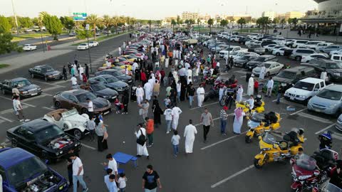 جذب الزبائن والمستهلكين عن طريق طريقة عرض السيارة المميزة، سوق بيع وشراء السيارات المستعملة، تصوير درون لصفوف المركبات بالماركات العالمية المختلفة في مكان لاستعراض السيارات في محافظة تبوك، حركة التجارة الداخلية في المملكة العربية السعودية