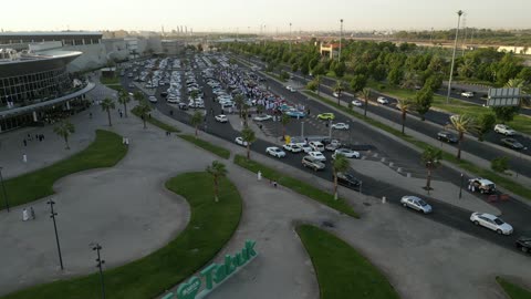 سوق بيع وشراء السيارات المستعملة، تصوير درون لصفوف المركبات بالماركات العالمية المختلفة في مكان لاستعراض السيارات في محافظة تبوك، حركة التجارة الداخلية في المملكة العربية السعودية، جذب الزبائن والمستهلكين عن طريق طريقة عرض السيارة المميزة