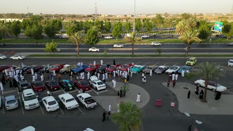 تصوير درون لصفوف المركبات بالماركات العالمية المختلفة في مكان لاستعراض السيارات في محافظة تبوك، سوق بيع وشراء السيارات المستعملة، حركة التجارة الداخلية في المملكة العربية السعودية، جذب الزبائن والمستهلكين عن طريق طريقة عرض السيارة المميزة