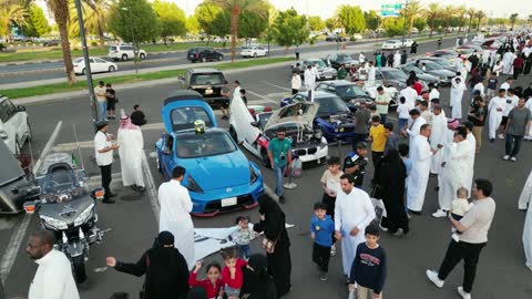 تصوير درون لصفوف المركبات بالماركات العالمية المختلفة في مكان لاستعراض السيارات في محافظة تبوك، سوق بيع وشراء السيارات المستعملة، حركة التجارة الداخلية في المملكة العربية السعودية، جذب الزبائن والمستهلكين عن طريق طريقة عرض السيارة المميزة