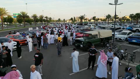 جذب الزبائن والمستهلكين عن طريق طريقة عرض السيارة المميزة، سوق بيع وشراء السيارات المستعملة، تصوير درون لصفوف المركبات بالماركات العالمية المختلفة في مكان لاستعراض السيارات في محافظة تبوك، حركة التجارة الداخلية في المملكة العربية السعودية