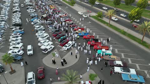 سوق بيع وشراء السيارات المستعملة، تصوير درون لصفوف المركبات بالماركات العالمية المختلفة في مكان لاستعراض السيارات في محافظة تبوك، حركة التجارة الداخلية في المملكة العربية السعودية، جذب الزبائن والمستهلكين عن طريق طريقة عرض السيارة المميزة