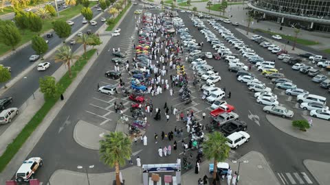 تصوير درون لصفوف المركبات بالماركات العالمية المختلفة في مكان لاستعراض السيارات في محافظة تبوك، سوق بيع وشراء السيارات المستعملة، حركة التجارة الداخلية في المملكة العربية السعودية، جذب الزبائن والمستهلكين عن طريق طريقة عرض السيارة المميزة