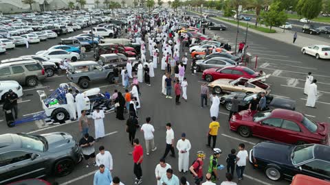 تصوير درون لصفوف المركبات بالماركات العالمية المختلفة في مكان لاستعراض السيارات في محافظة تبوك، سوق بيع وشراء السيارات المستعملة، حركة التجارة الداخلية في المملكة العربية السعودية، جذب الزبائن والمستهلكين عن طريق طريقة عرض السيارة المميزة