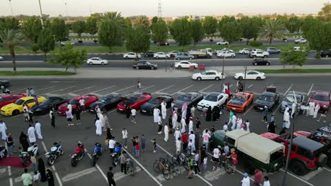 تصوير درون لصفوف المركبات بالماركات العالمية المختلفة في مكان لاستعراض السيارات في محافظة تبوك، سوق بيع وشراء السيارات المستعملة، حركة التجارة الداخلية في المملكة العربية السعودية، جذب الزبائن والمستهلكين عن طريق طريقة عرض السيارة المميزة