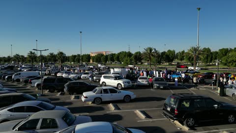 حركة التجارة الداخلية في المملكة العربية السعودية، جذب الزبائن والمستهلكين عن طريق طريقة عرض السيارة المميزة، سوق بيع وشراء السيارات المستعملة، تصوير درون لصفوف المركبات بالماركات العالمية المختلفة في مكان لاستعراض السيارات في محافظة تبوك