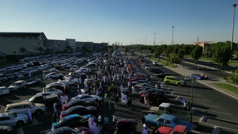 حركة التجارة الداخلية في المملكة العربية السعودية، جذب الزبائن والمستهلكين عن طريق طريقة عرض السيارة المميزة، سوق بيع وشراء السيارات المستعملة، تصوير درون لصفوف المركبات بالماركات العالمية المختلفة في مكان لاستعراض السيارات في محافظة تبوك