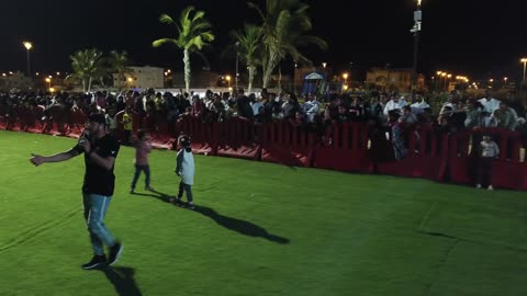 تصوير درون لتوافد الزوار والسائحين للاستمتاع بفعاليات مهرجان ضباء، معارض ومهرجانات سياحية في المملكة العربية السعودية وجهه عائلية ثقافية وترفيهية، فعاليات ثقافية وترفيهية وأنشطة تراثية