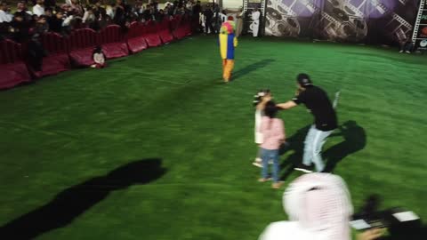 تصوير درون لتوافد الزوار والسائحين للاستمتاع بفعاليات مهرجان ضباء، معارض ومهرجانات سياحية في المملكة العربية السعودية وجهه عائلية ثقافية وترفيهية، فعاليات ثقافية وترفيهية وأنشطة تراثية