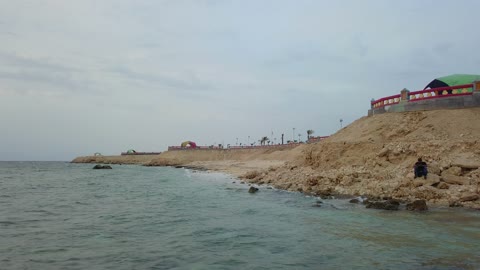 بحر محافظة الوجه التاريخية على ساحل البحر الأحمر في المملكة العربية السعودية، تصووير دروون لأمواج البحر الاحمر على الشواطئ الرملية، الثروة المائية و البيئة الطبيعية، أماكن جذب سياحية طبيعية