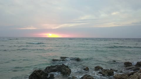 بحر محافظة الوجه التاريخية على ساحل البحر الأحمر في المملكة العربية السعودية، تصووير دروون لأمواج البحر الاحمر على الشواطئ الرملية، الثروة المائية و البيئة الطبيعية، أماكن جذب سياحية طبيعية