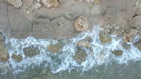 بحر محافظة الوجه التاريخية على ساحل البحر الأحمر في المملكة العربية السعودية، تصووير دروون لأمواج البحر الاحمر على الشواطئ الرملية، الثروة المائية و البيئة الطبيعية، أماكن جذب سياحية طبيعية
