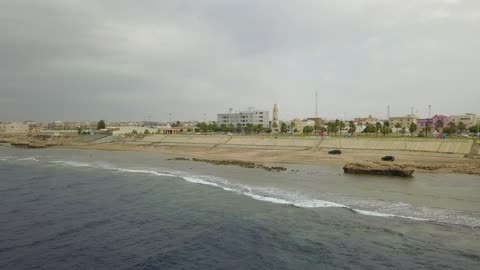 بحر محافظة الوجه التاريخية على ساحل البحر الأحمر في المملكة العربية السعودية، تصووير دروون لأمواج البحر الاحمر على الشواطئ الرملية، الثروة المائية و البيئة الطبيعية، أماكن جذب سياحية طبيعية