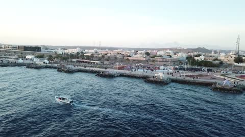 المناظر الطبيعية المائية، التقدم و التطور العمراني السعودي, مناطق جذب الزوار إلى مدينة ضباء الساحلية, معالم وأماكن سياحية مشهورة, تصوير درون جوي  لكورنيش بحر ضباء ، الواجهة البحرية في المملكة العربية السعودية في النهار