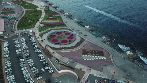 المناظر الطبيعية المائية، التقدم و التطور العمراني السعودي, مناطق جذب الزوار إلى مدينة ضباء الساحلية, معالم وأماكن سياحية مشهورة, تصوير درون جوي  لكورنيش بحر ضباء ، الواجهة البحرية في المملكة العربية السعودية في النهار