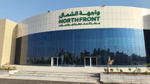 تصوير درون لمركز المعارض والمؤتمرات بمحافظة تبوك، الطرقات والشوارع الرئيسية، تحسين وتهيئة المباني والمنشآت الاقتصادية في المملكة العربية السعودية، الفن الهندسي المعماري على الطراز الحديث