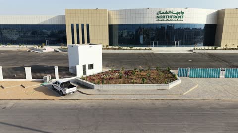 تصوير درون لمركز المعارض والمؤتمرات بمحافظة تبوك، الطرقات والشوارع الرئيسية، تحسين وتهيئة المباني والمنشآت الاقتصادية في المملكة العربية السعودية، الفن الهندسي المعماري على الطراز الحديث