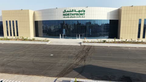 تصوير درون لمركز المعارض والمؤتمرات بمحافظة تبوك، الطرقات والشوارع الرئيسية، تحسين وتهيئة المباني والمنشآت الاقتصادية في المملكة العربية السعودية، الفن الهندسي المعماري على الطراز الحديث