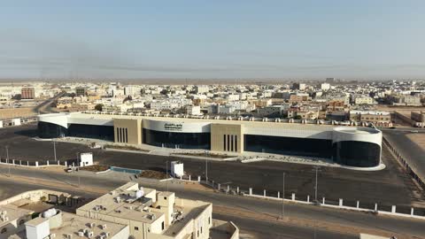 تصوير درون لمركز المعارض والمؤتمرات بمحافظة تبوك، الطرقات والشوارع الرئيسية، تحسين وتهيئة المباني والمنشآت الاقتصادية في المملكة العربية السعودية، الفن الهندسي المعماري على الطراز الحديث