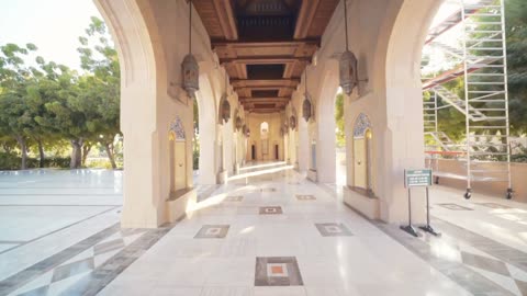 الفن الهندسي المعماري على الطراز العربي الاسلامي، معالم وأماكن دينية اسلامية مشهورة، ممر جامع السلطان قابوس الأكبر بولاية بوشر في سلطنة عمان، مفهوم العبادة والتقرب الى الله،  أداء الفرائض والصلوات ,أماكن دينية مقدسة