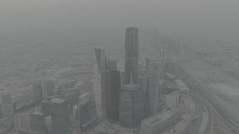 معالم وأماكن مشهورة في المملكة العربية السعودية، الأبراج المالية والاقتصادية والمنشآت التجارية، الفن الهندسي المعماري للمباني وناطحات السحاب على الطراز الحديث، تصوير جوي للتطور العمراني والتقدم الحضاري، اجواء ضبابية