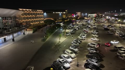 وجهة تسوق وترفيه عائلية بارزة ، تصوير درون للبارك مول على طريق الملك فيصل في حي مروج الأمير في مدينة تبوك، الفن الهندسي المعماري على الطراز الحديث، اماكن لقضاء وقت ممتع مع العائلة في المملكة العربية السعودية