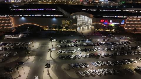 وجهة تسوق وترفيه عائلية بارزة ، تصوير درون للبارك مول على طريق الملك فيصل في حي مروج الأمير في مدينة تبوك، الفن الهندسي المعماري على الطراز الحديث، اماكن لقضاء وقت ممتع مع العائلة في المملكة العربية السعودية