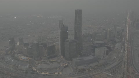 الأبراج المالية والاقتصادية والمنشآت التجارية، معالم وأماكن مشهورة في المملكة العربية السعودية، الفن الهندسي المعماري للمباني وناطحات السحاب على الطراز الحديث، تصوير جوي للتطور العمراني والتقدم الحضاري، اجواء ضبابية