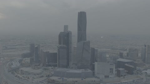 الفن الهندسي المعماري للمباني وناطحات السحاب على الطراز الحديث، الأبراج المالية والاقتصادية والمنشآت التجارية، معالم وأماكن مشهورة في المملكة العربية السعودية،  تصوير جوي للتطور العمراني والتقدم الحضاري، اجواء ضبابية