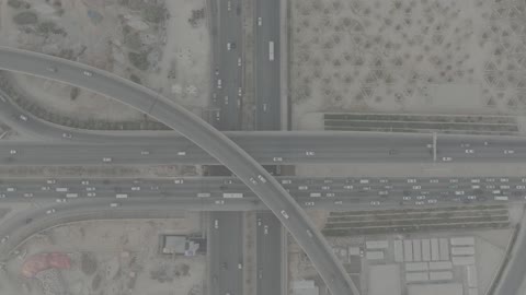 حركة سير السيارات على الطريق العام, تصوير درون جوي لطريق الملك فهد في مدينة الرياض، الأبراج وناطحات السحاب في المملكة، الفن الهندسي المعماري في المملكة العربية السعودية، المناطق والمعالم السياحية المشهورة، أجواء ضبابية