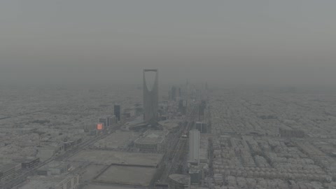 المناطق والمعالم السياحية المشهورة،  حركة سير السيارات على الطريق العام, تصوير درون جوي لطريق الملك فهد في مدينة الرياض، الأبراج وناطحات السحاب في المملكة، الفن الهندسي المعماري في المملكة العربية السعودية، أجواء ضبابية