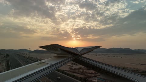 التصميم الفني الهندسي المعماري للمنشآت والمجسمات الاسلامية في مكة المكرمة, أبرز المعالم المشهورة في المملكة في وقت النهار, تصوير درون جوي لمجسم بوابة القرآن في مكة المكرمة على شكل المصحف الشريف, أماكن دينية مقدسة, الطرقات المهيئة والمجهزة في المدن السعودية