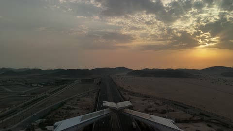 أبرز المعالم المشهورة في المملكة في وقت النهار,التصميم الفني الهندسي المعماري للمنشآت والمجسمات الاسلامية في مكة المكرمة,  تصوير درون جوي لمجسم بوابة القرآن في مكة المكرمة على شكل المصحف الشريف, أماكن دينية مقدسة, الطرقات المهيئة والمجهزة في المدن السعودية