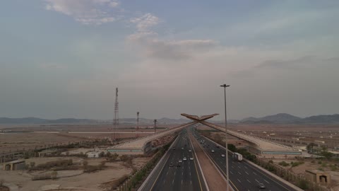 أبرز المعالم المشهورة في المملكة في وقت النهار,التصميم الفني الهندسي المعماري للمنشآت والمجسمات الاسلامية في مكة المكرمة,  تصوير درون جوي لمجسم بوابة القرآن في مكة المكرمة على شكل المصحف الشريف, أماكن دينية مقدسة, الطرقات المهيئة والمجهزة في المدن السعودية