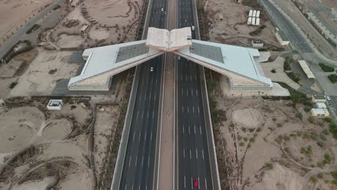 حركة المرور على الطريق السريع, التصميم الفني الهندسي المعماري للمنشآت والمجسمات الاسلامية في مكة المكرمة,  تصوير درون جوي لمجسم بوابة القرآن في مكة المكرمة على شكل المصحف الشريف, أماكن دينية مقدسة, الطرقات المهيئة والمجهزة في المدن السعودية