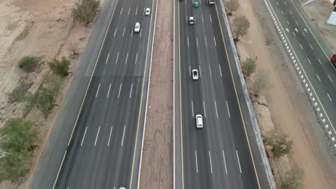 حركة المرور على الطريق السريع, التصميم الفني الهندسي المعماري للمنشآت والمجسمات الاسلامية في مكة المكرمة,  تصوير درون جوي لمجسم بوابة القرآن في مكة المكرمة على شكل المصحف الشريف, أماكن دينية مقدسة, الطرقات المهيئة والمجهزة في المدن السعودية