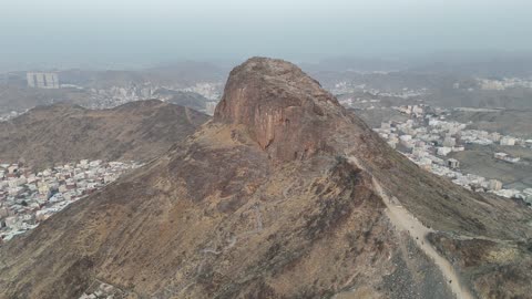 معالم إسلامية تاريخية مقدسة، توافد الزوار من جميع أنحاء العالم لزيارة غار حراء، البيوت والمباني السكنية، التكوينات الصخرية الطبيعية، تصوير درون لجبل النور في مكة المكرمة، القمم والمرتفعات الجبلية في المملكة العربية السعودية، مأوى النبي محمد ومكان نزول الوحي