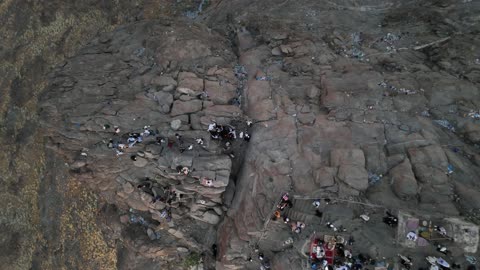 التكوينات الصخرية الطبيعية، معالم إسلامية تاريخية مقدسة، توافد الزوار من جميع أنحاء العالم لزيارة غار حراء، البيوت والمباني السكنية،  تصوير درون لجبل النور في مكة المكرمة، القمم والمرتفعات الجبلية في المملكة العربية السعودية، مأوى النبي محمد ومكان نزول الوحي