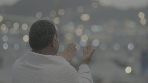 اماكن ومعالم اسلامية دينية مقدسة ،الأجواء الروحانية أثناء أداء ركن الحج الأكبر، تصوير درون جوي لحجاج بيت الله الحرام يرتدون لباس الإحرام في جبل عرفات (جبل الرحمة) في مكة المكرمة، موسم الحج في السعودية, العبادة والتقرب الى الله تعالى