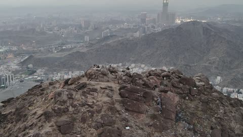 The Thawr Cave in Mecca has great significance in Islam as the first stop during the migration of the Prophet Muhammad from Mecca to Medina. Many pilgrims and Umrah performers visit it as part of their religious journey, adapting to the dry rocky environment, with natural rocks serving as shelter.