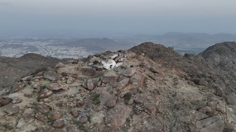 غار ثور في مكة المكرمة، أهمية كبيرة في الإسلام كنقطة توقف أولى خلال هجرة النبي محمد من مكة إلى المدينة، يتواجد العديد من الحجاج والمعتمرين كجزء من رحلتهم الدينية،  التكيف مع البيئة الصخرية الجافة، الصخور الطبيعية كمأوى