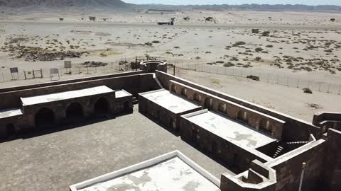 معالم سياحيه تراثيه مشهورة, التصميم والفن المعماري بالطراز الهندسي القديم، قلعة الملك عبد العزيزالتاريخية ، معلم تاريخي اثري ،  موقع استراتيجي هام في مدينة تبوك في المملكه العربيه السعوديه ، تصوير درون لقلعة ضباء في مدينة تبوك