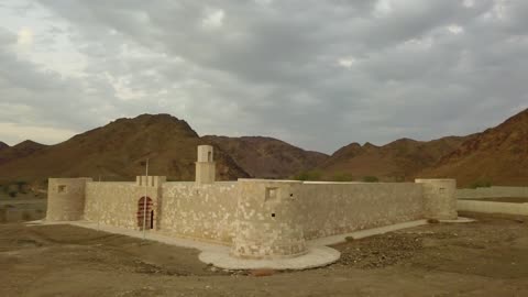 معلم تاريخي اثري ،التصميم والفن المعماري بالطراز الهندسي القديم، قلعة الزريب التاريخية  ،  معالم سياحيه تراثيه مشهورة, موقع استراتيجي هام في مدينة تبوك في المملكه العربيه السعوديه ، تصوير درون لقلعة الوجة في مدينة تبوك