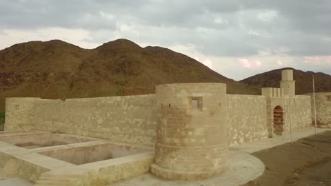 التصميم والفن المعماري بالطراز الهندسي القديم، قلعة الزريب التاريخية  ،  معالم سياحيه تراثيه مشهورة, موقع استراتيجي هام في مدينة تبوك في المملكه العربيه السعوديه ، تصوير درون لقلعة الوجة في مدينة تبوك، معلم تاريخي اثري