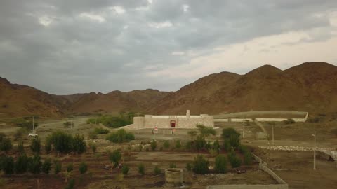 التصميم والفن المعماري بالطراز الهندسي القديم، قلعة الزريب التاريخية  ،  معالم سياحيه تراثيه مشهورة, موقع استراتيجي هام في مدينة تبوك في المملكه العربيه السعوديه ، تصوير درون لقلعة الوجة في مدينة تبوك، معلم تاريخي اثري