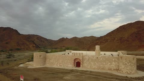 قلعة الزريب التاريخية  ، التصميم والفن المعماري بالطراز الهندسي القديم،   معالم سياحيه تراثيه مشهورة, موقع استراتيجي هام في مدينة تبوك في المملكه العربيه السعوديه ، تصوير درون لقلعة الوجة في مدينة تبوك، معلم تاريخي اثري