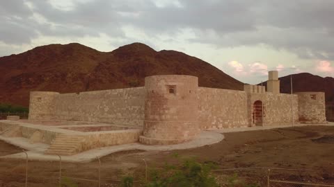 موقع استراتيجي هام في مدينة تبوك في المملكه العربيه السعوديه ، قلعة الزريب التاريخية  ، التصميم والفن المعماري بالطراز الهندسي القديم،   معالم سياحيه تراثيه مشهورة,  تصوير درون لقلعة الوجة في مدينة تبوك، معلم تاريخي اثري