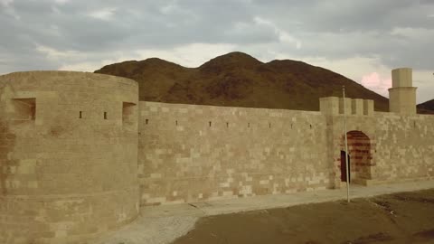 موقع استراتيجي هام في مدينة تبوك في المملكه العربيه السعوديه ، قلعة الزريب التاريخية  ، التصميم والفن المعماري بالطراز الهندسي القديم،   معالم سياحيه تراثيه مشهورة,  تصوير درون لقلعة الوجة في مدينة تبوك، معلم تاريخي اثري