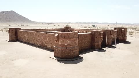 مكان استراتيجي هام في مدينة تبوك في المملكه العربيه السعوديه ، قلعة الزريب التاريخية  ، التصميم والفن المعماري بالطراز الهندسي القديم،  معالم سياحيه تراثيه مشهورة,  تصويرعامودي درون لقلعة الوجة في مدينة تبوك، معلم تاريخي اثري