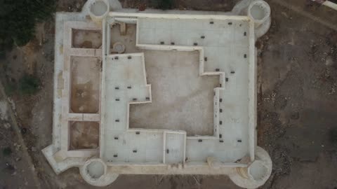 مكان استراتيجي هام في مدينة تبوك في المملكه العربيه السعوديه ، قلعة الزريب التاريخية  ، التصميم والفن المعماري بالطراز الهندسي القديم،  معالم سياحيه تراثيه مشهورة,  تصويرعامودي درون لقلعة الوجة في مدينة تبوك، معلم تاريخي اثري